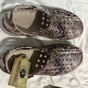 Mossy Oak Crocs Mens size 10. Never worn. Still with tags on!